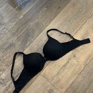 Victoria Secret body by Victoria padded perfect coverage black bra 34DD